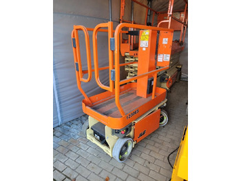 Vertical mast lift JLG