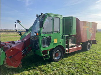 Forage mixer wagon STRAUTMANN