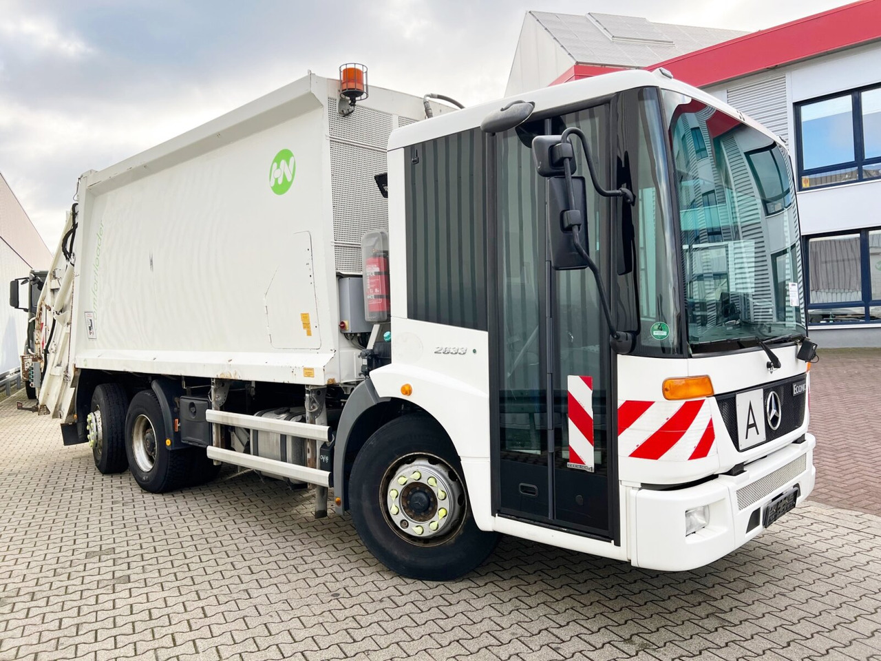 Garbage truck for transportation of garbage Mercedes-Benz Econic 2633 L/NLA 6x2/4 Econic 2633 L/NLA 6x2/4, Lenkachse, Sperrmüllwagen ca. 23,9m³: picture 9