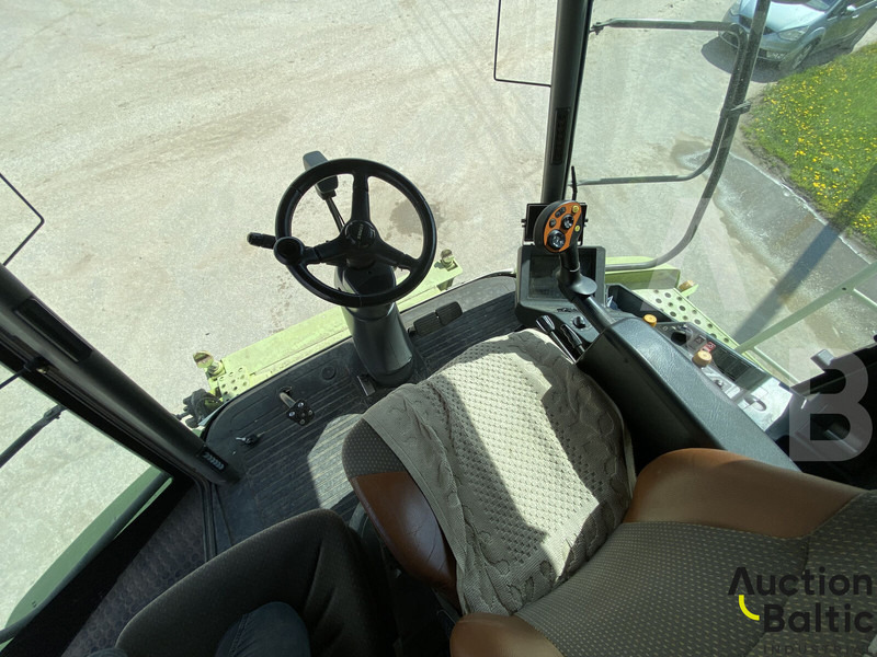 Combine harvester for transportation of food Claas Lexion 570: picture 6