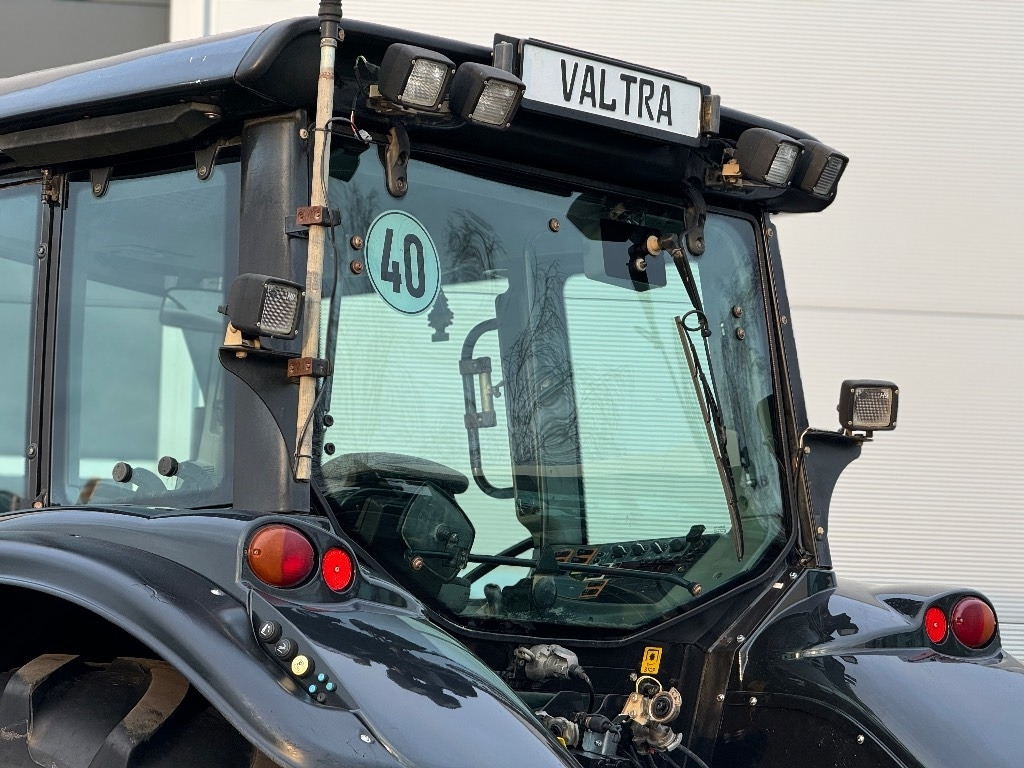 Farm tractor Valtra N 122 V: picture 10