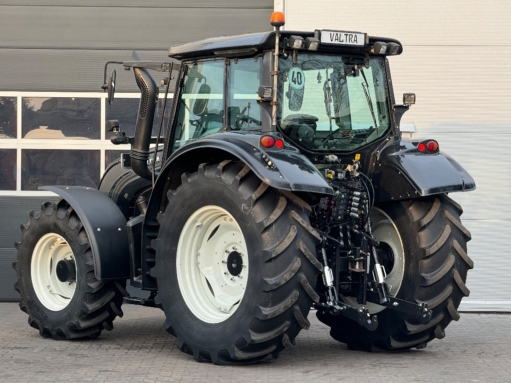 Farm tractor Valtra N 122 V: picture 7