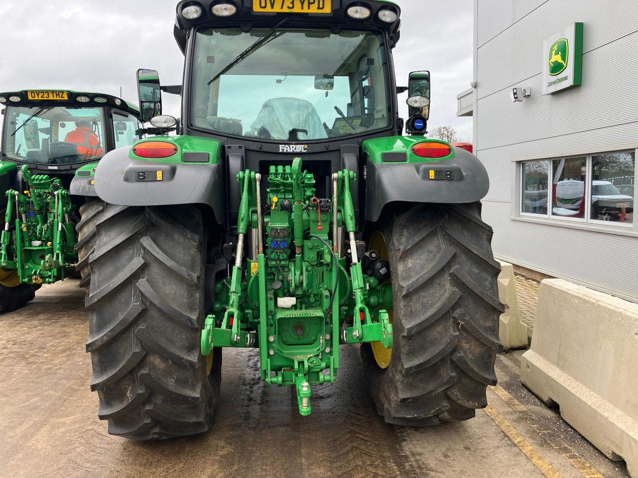 Farm tractor John Deere 6R185: picture 6