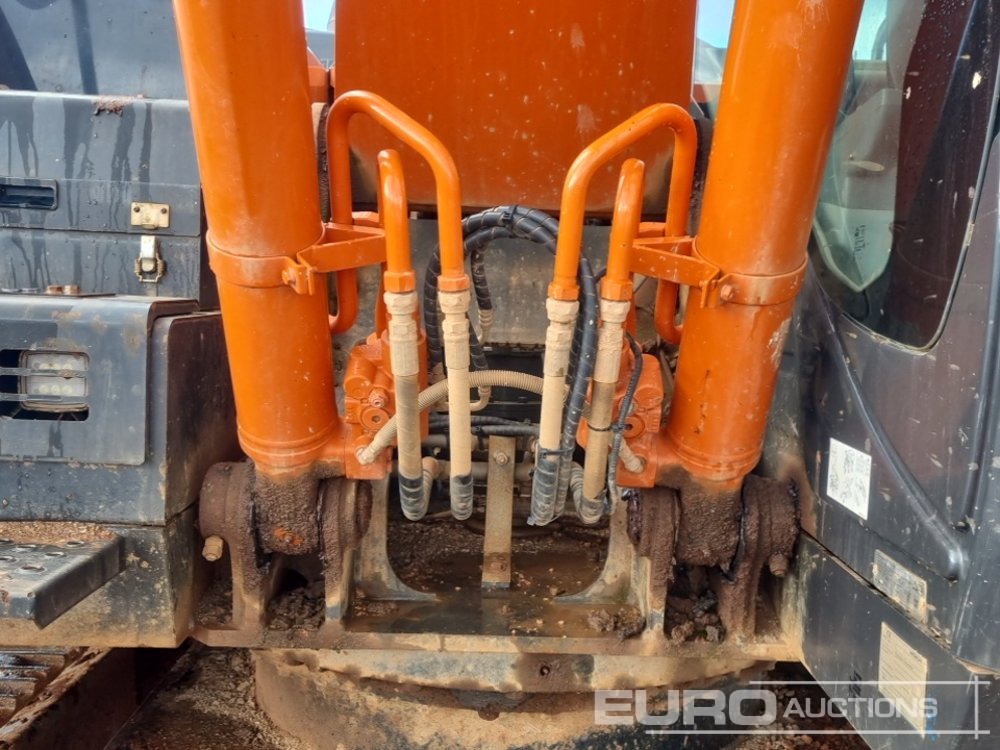 Crawler excavator 2020 Hitachi ZX210LC-6: picture 17